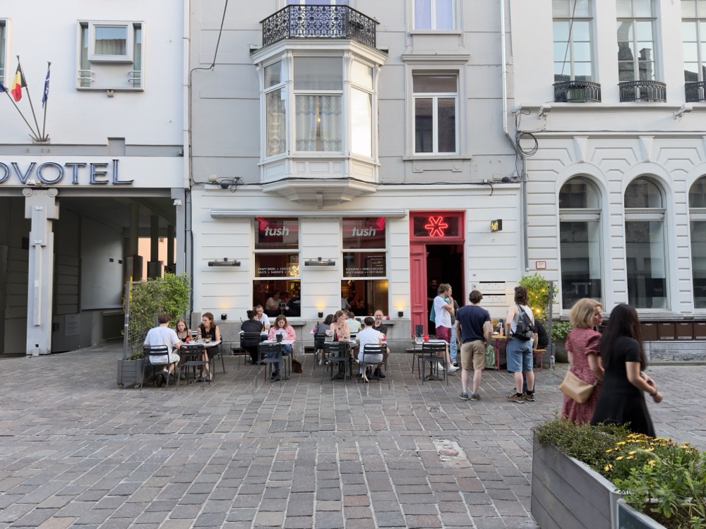 Het terras vooraan
